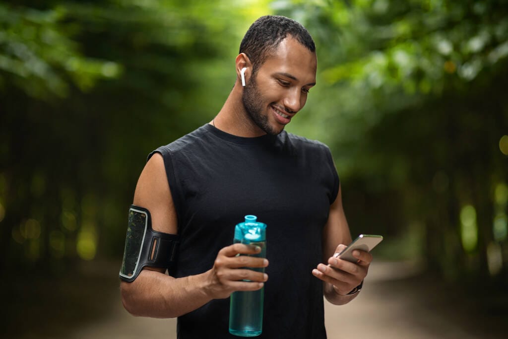 using smartphone while running